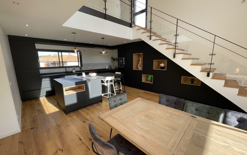 Cuisine et sous-escalier maison neuve à Issoire avec façades noires mates, plan COMPACT, caisson bois et électroménager