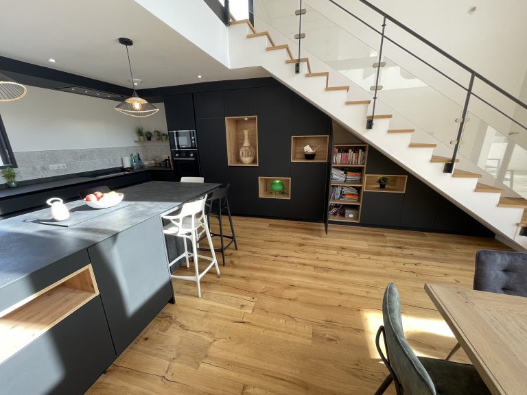 Cuisine et sous-escalier maison neuve à Issoire avec façades noires mates, plan COMPACT, caisson bois et électroménager